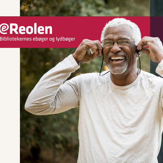 Foto af ældre mand, der lytter til lydbøger